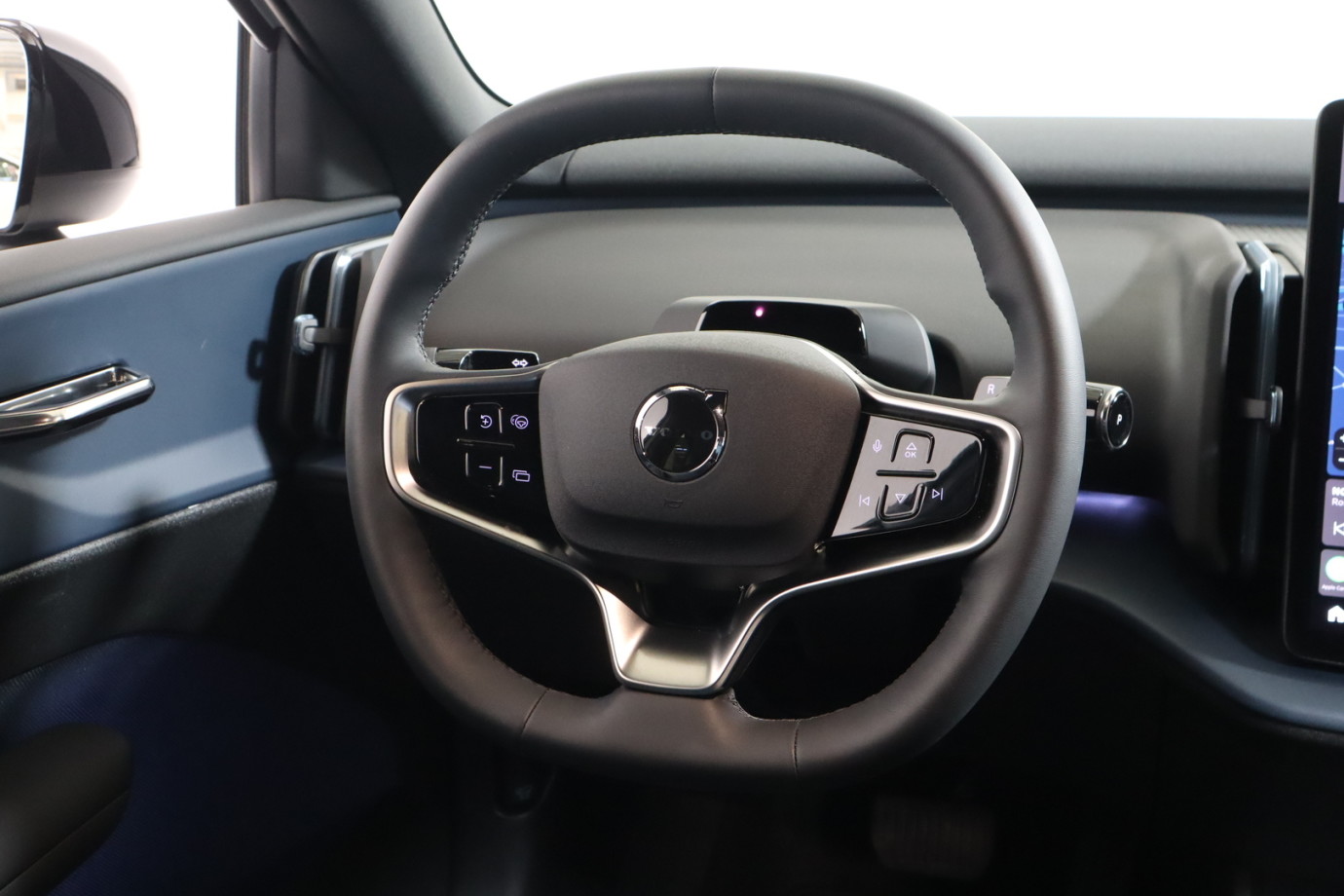 Esittelykuva VOLVO EX30 täyssähköautosta.