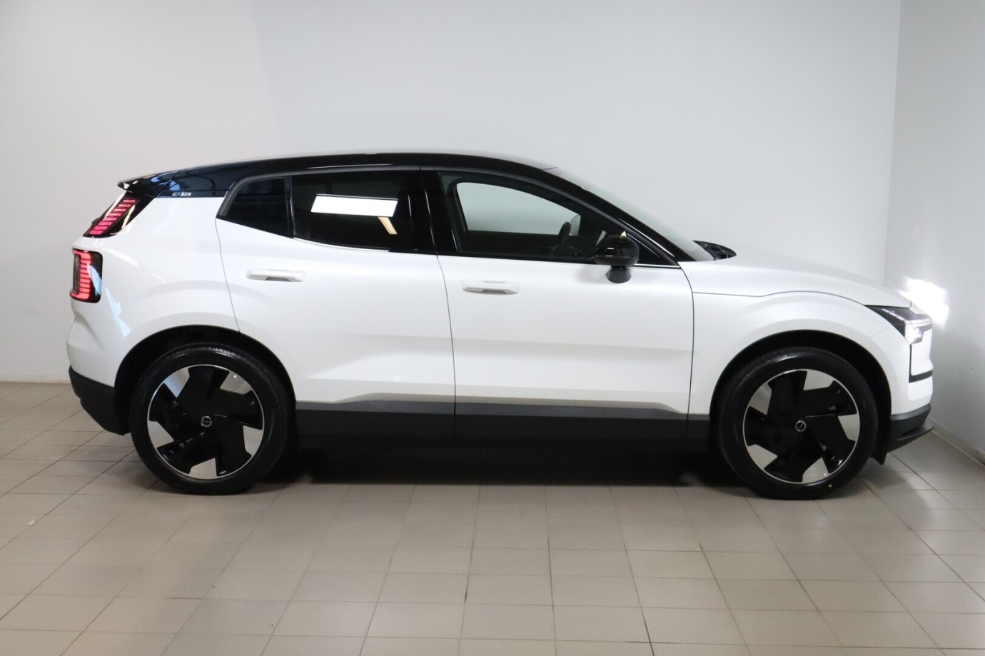 Esittelykuva VOLVO EX30 täyssähköautosta.