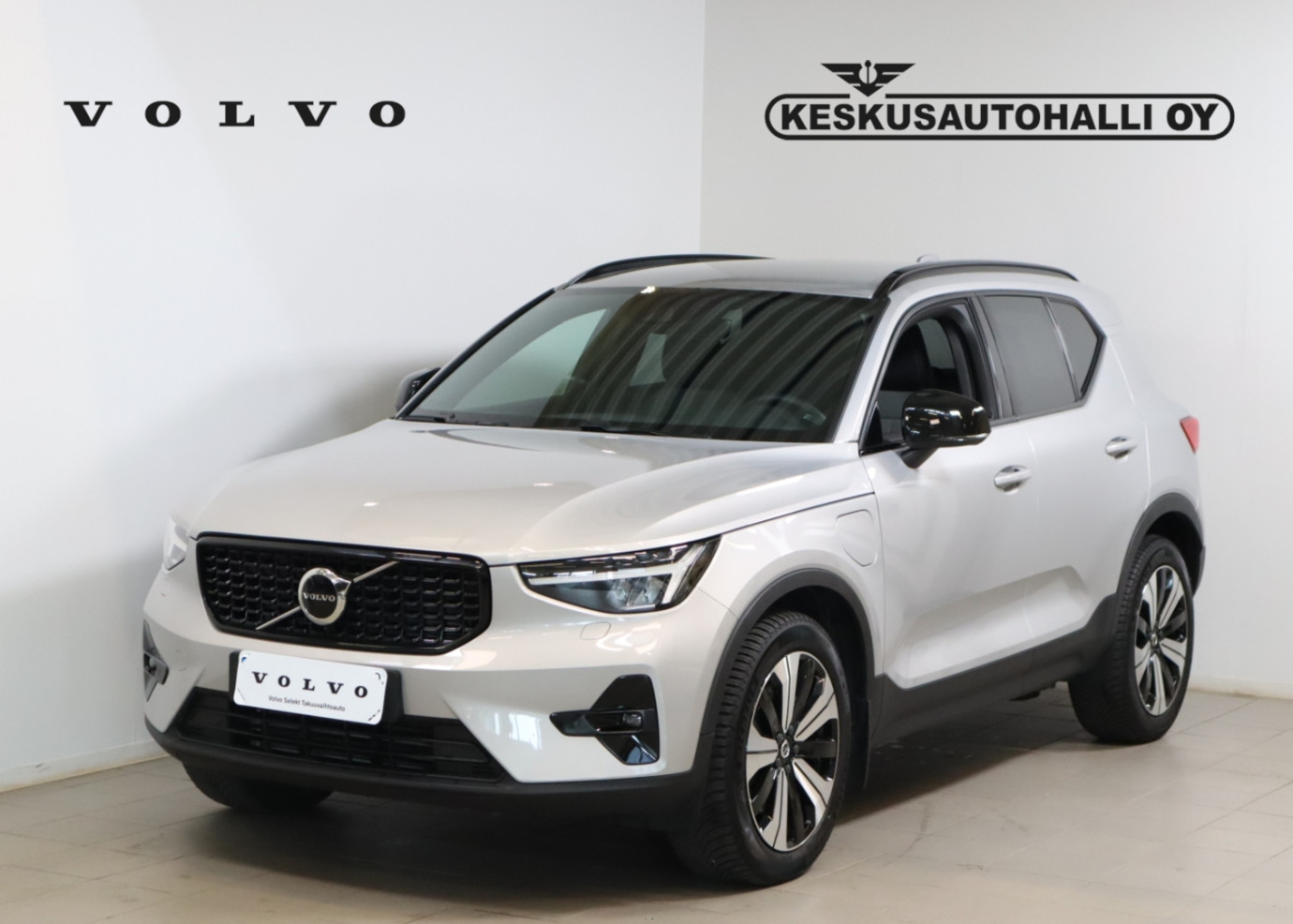 Esittelykuva VOLVO XC40 lataushybridiautosta.