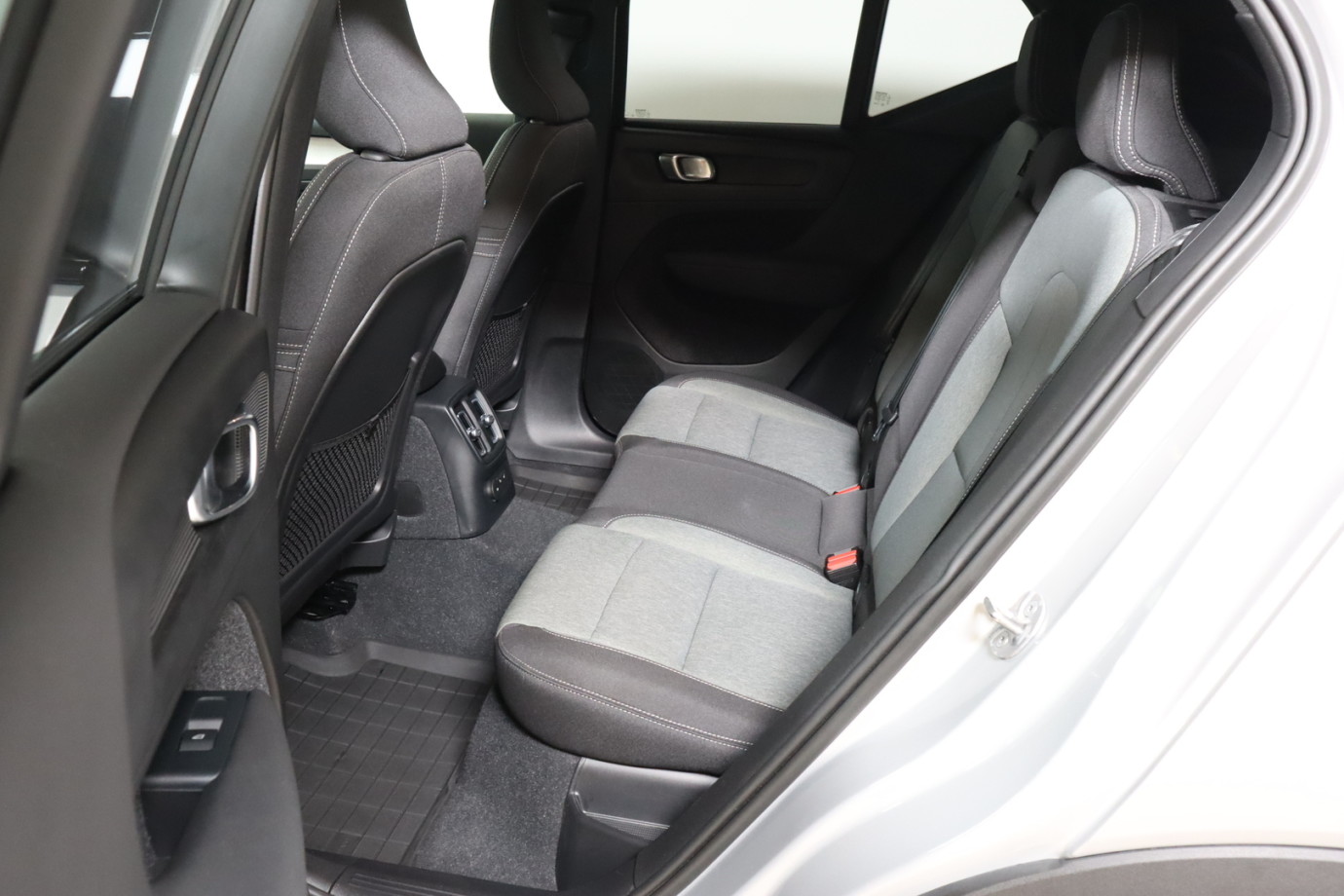 Esittelykuva VOLVO XC40 lataushybridiautosta.