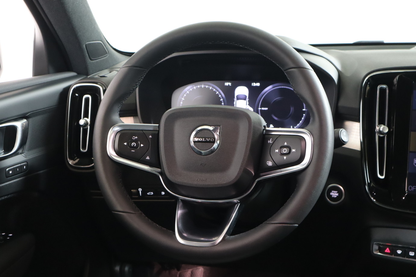 Esittelykuva VOLVO XC40 lataushybridiautosta.