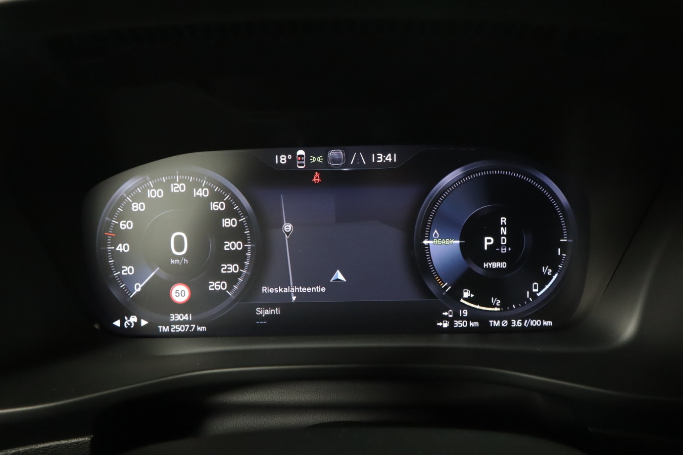 Esittelykuva VOLVO XC40 lataushybridiautosta.