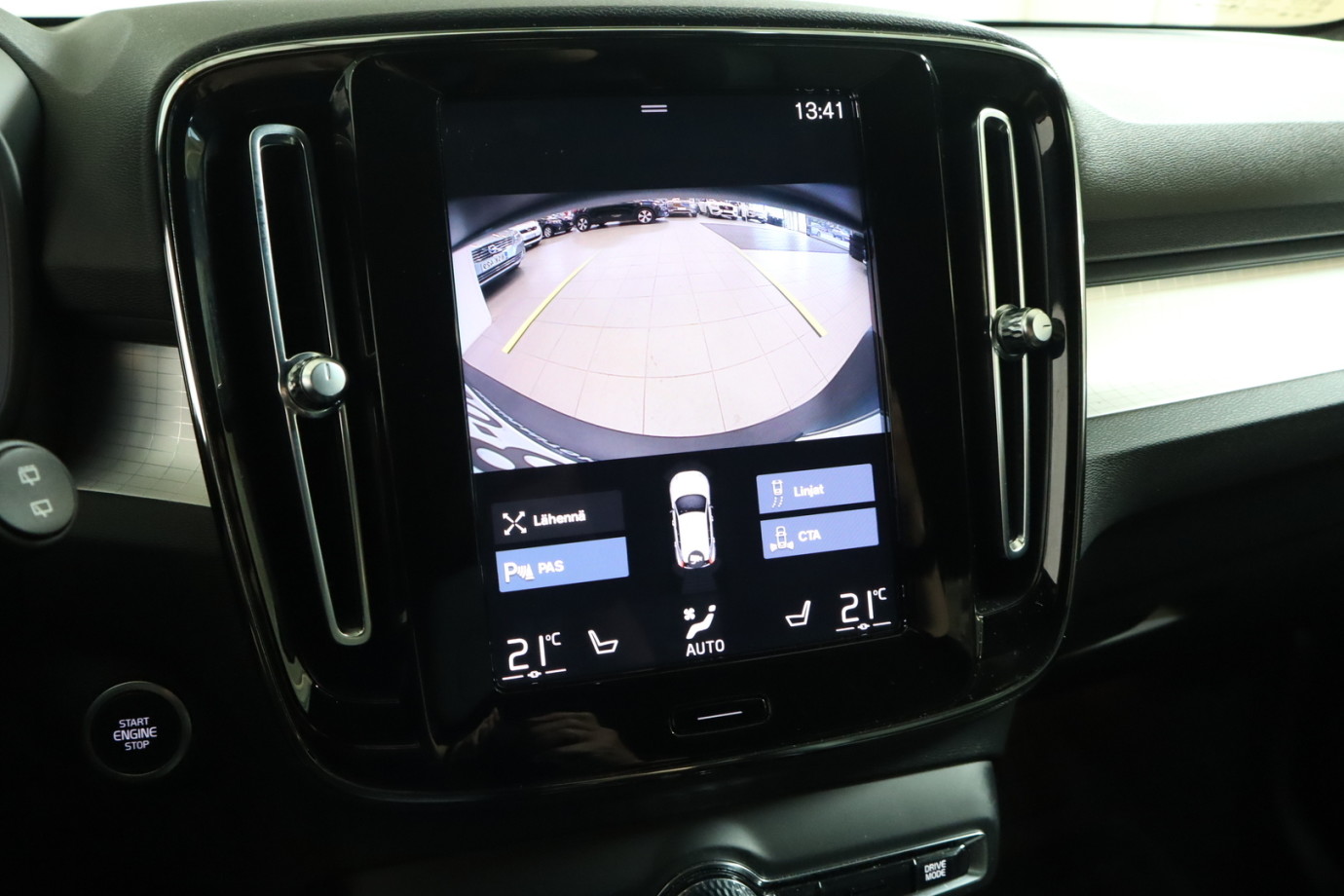 Esittelykuva VOLVO XC40 lataushybridiautosta.