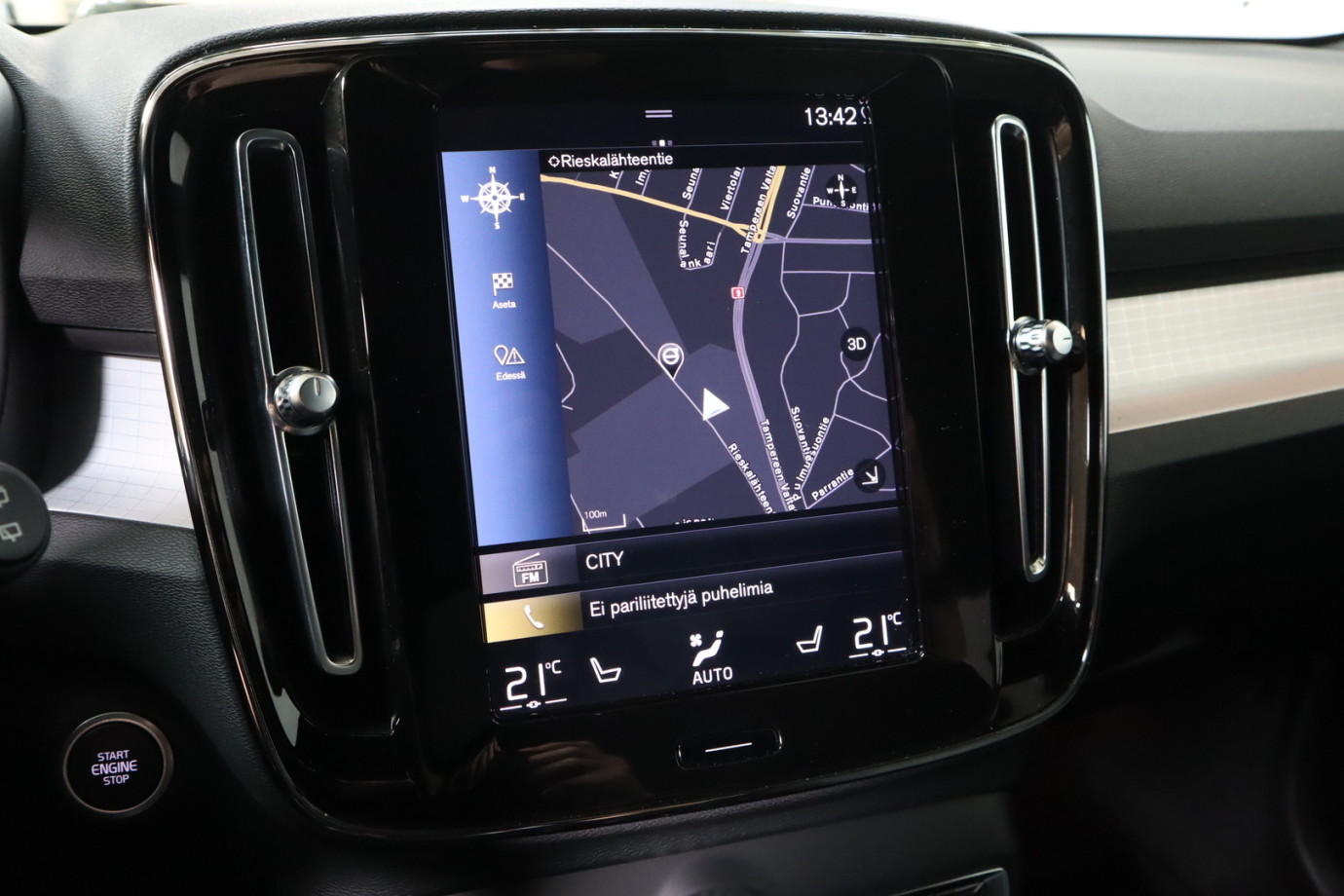 Esittelykuva VOLVO XC40 lataushybridiautosta.