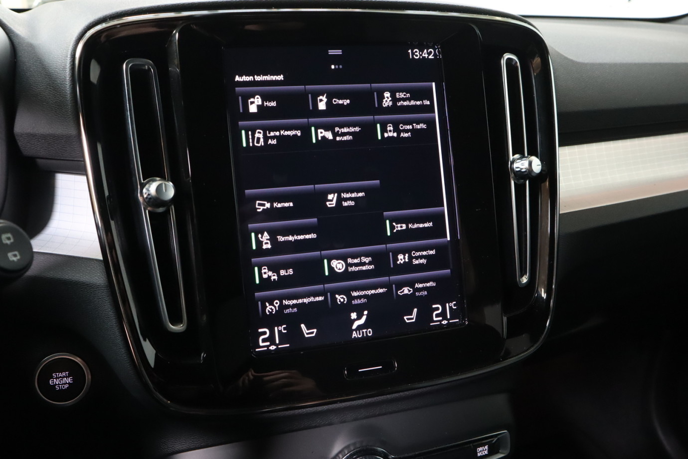 Esittelykuva VOLVO XC40 lataushybridiautosta.