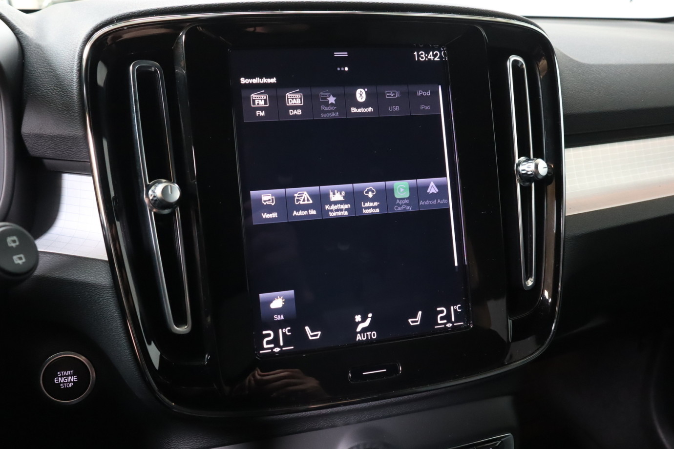 Esittelykuva VOLVO XC40 lataushybridiautosta.