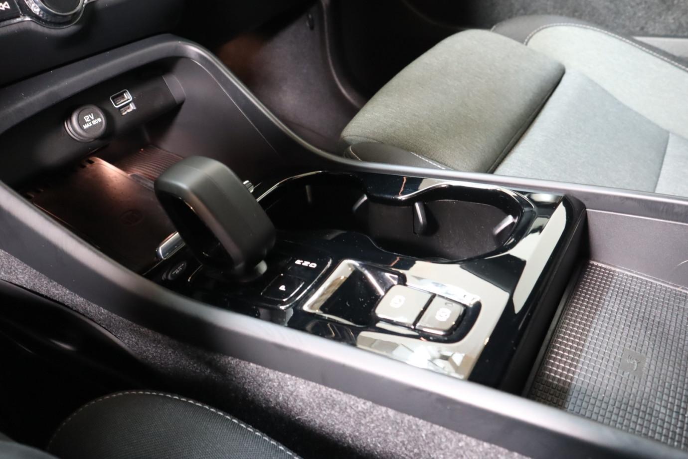 Esittelykuva VOLVO XC40 lataushybridiautosta.