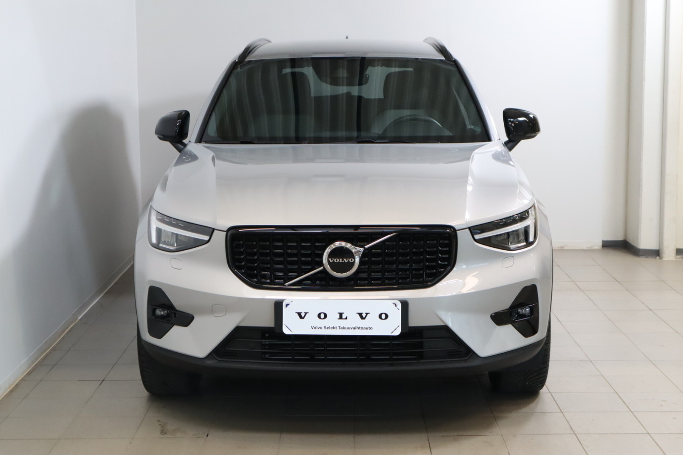 Esittelykuva VOLVO XC40 lataushybridiautosta.