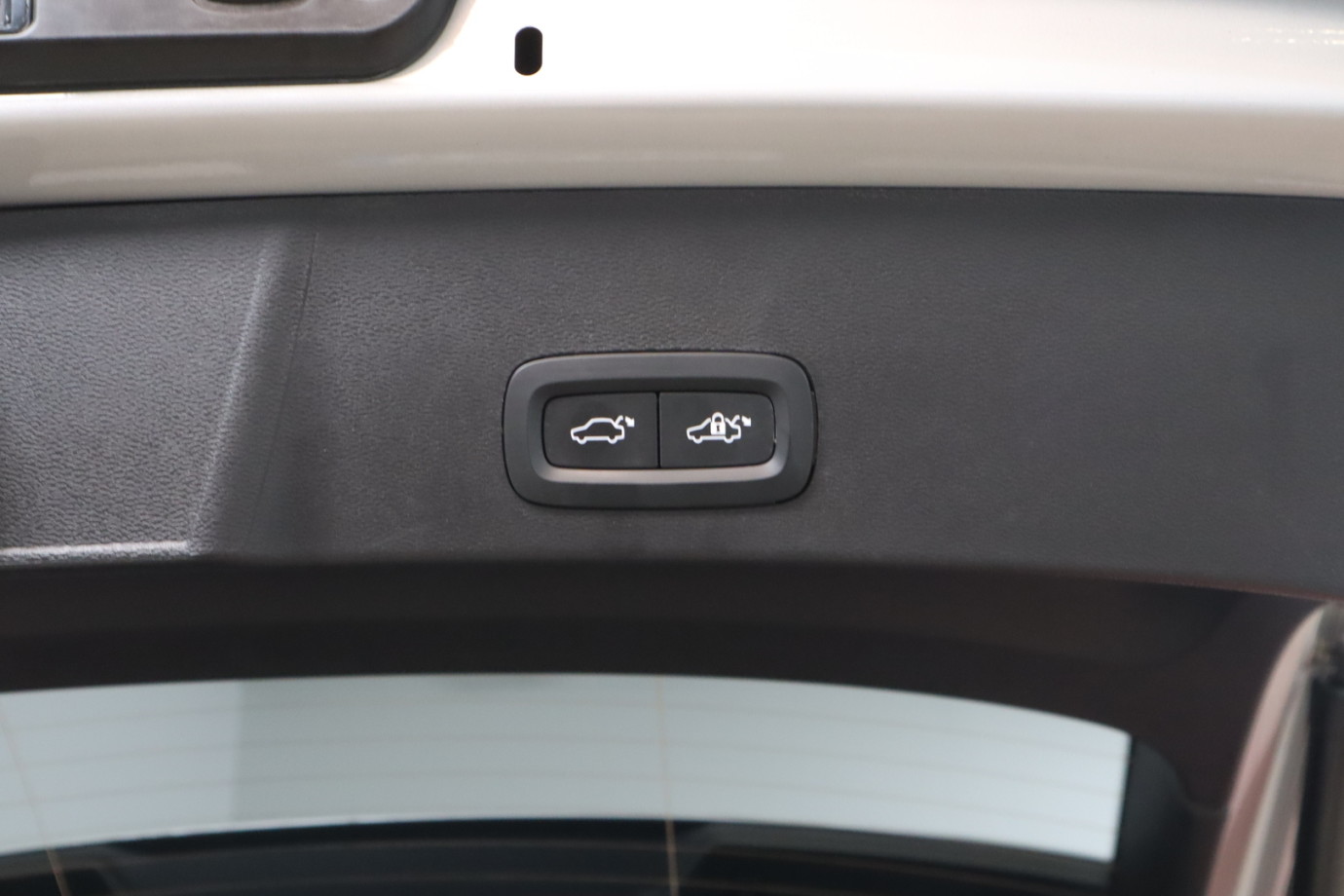 Esittelykuva VOLVO XC40 lataushybridiautosta.