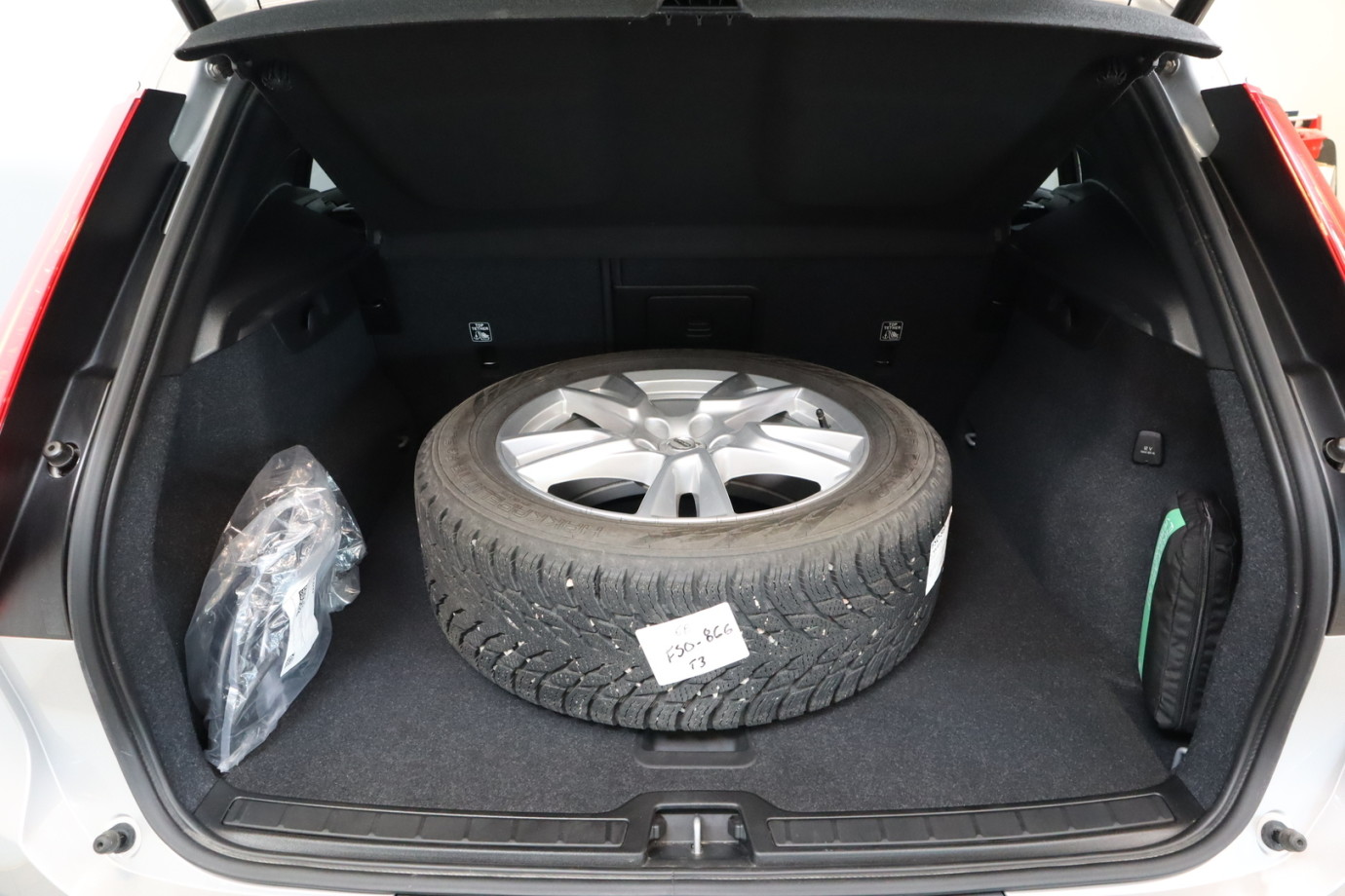 Esittelykuva VOLVO XC40 lataushybridiautosta.