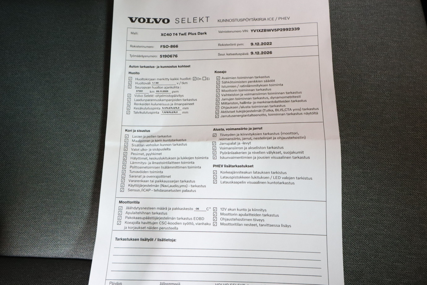 Esittelykuva VOLVO XC40 lataushybridiautosta.