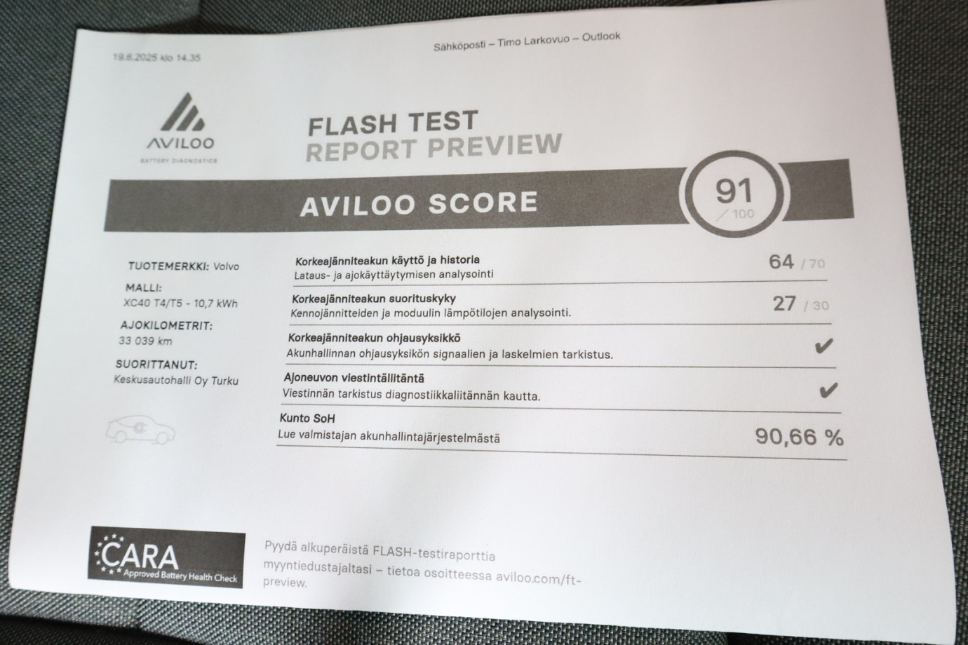Esittelykuva VOLVO XC40 lataushybridiautosta.