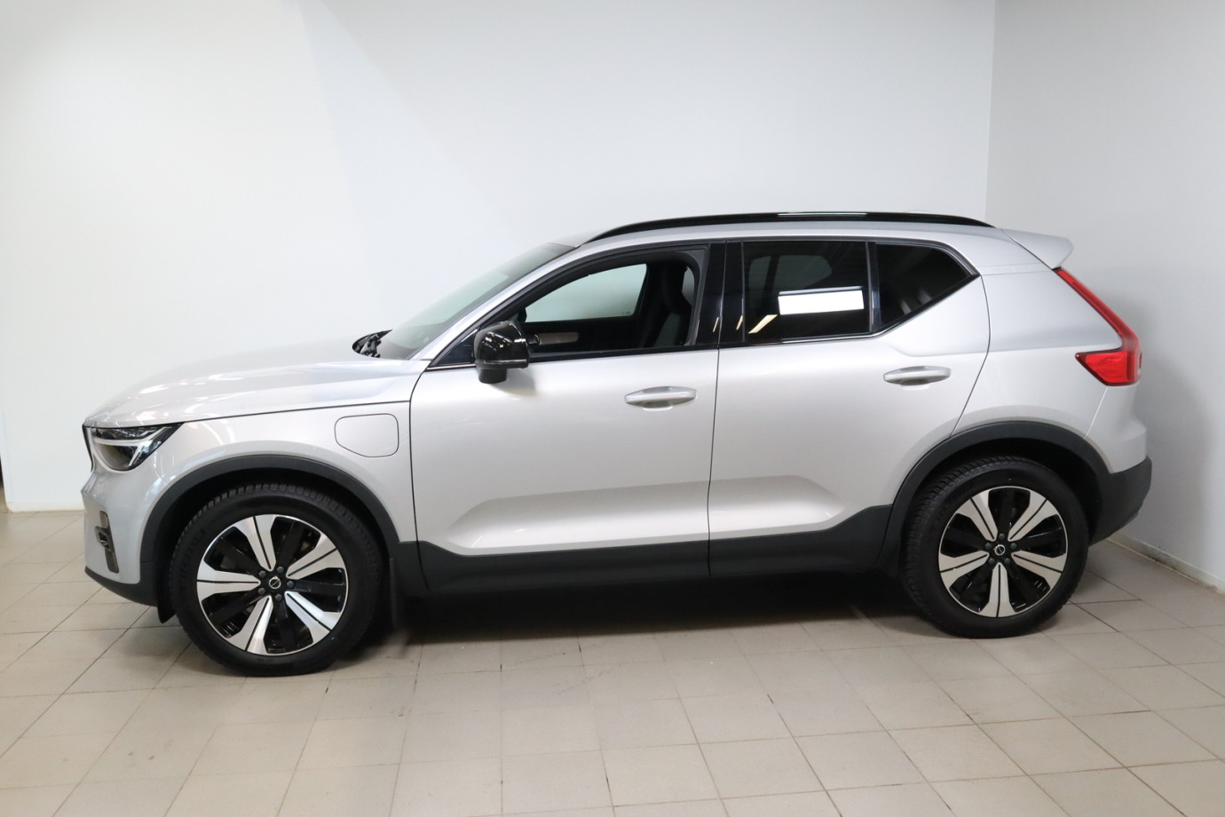 Esittelykuva VOLVO XC40 lataushybridiautosta.