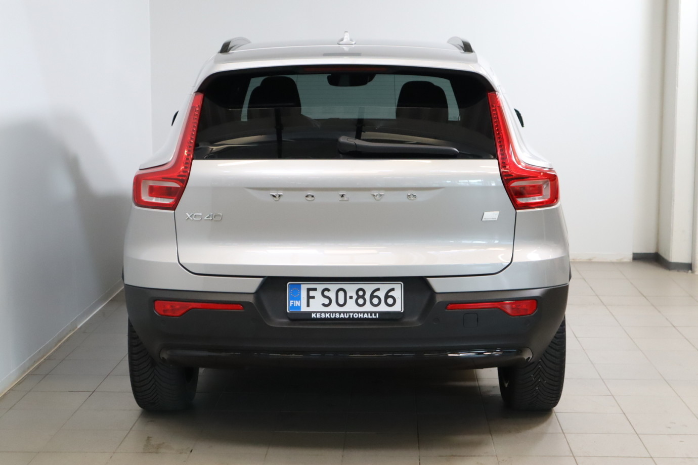 Esittelykuva VOLVO XC40 lataushybridiautosta.