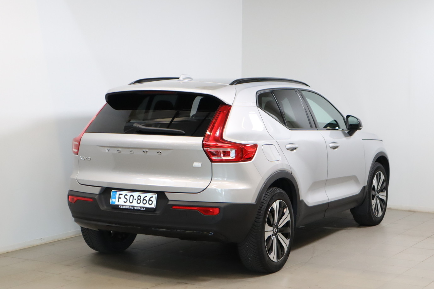 Esittelykuva VOLVO XC40 lataushybridiautosta.