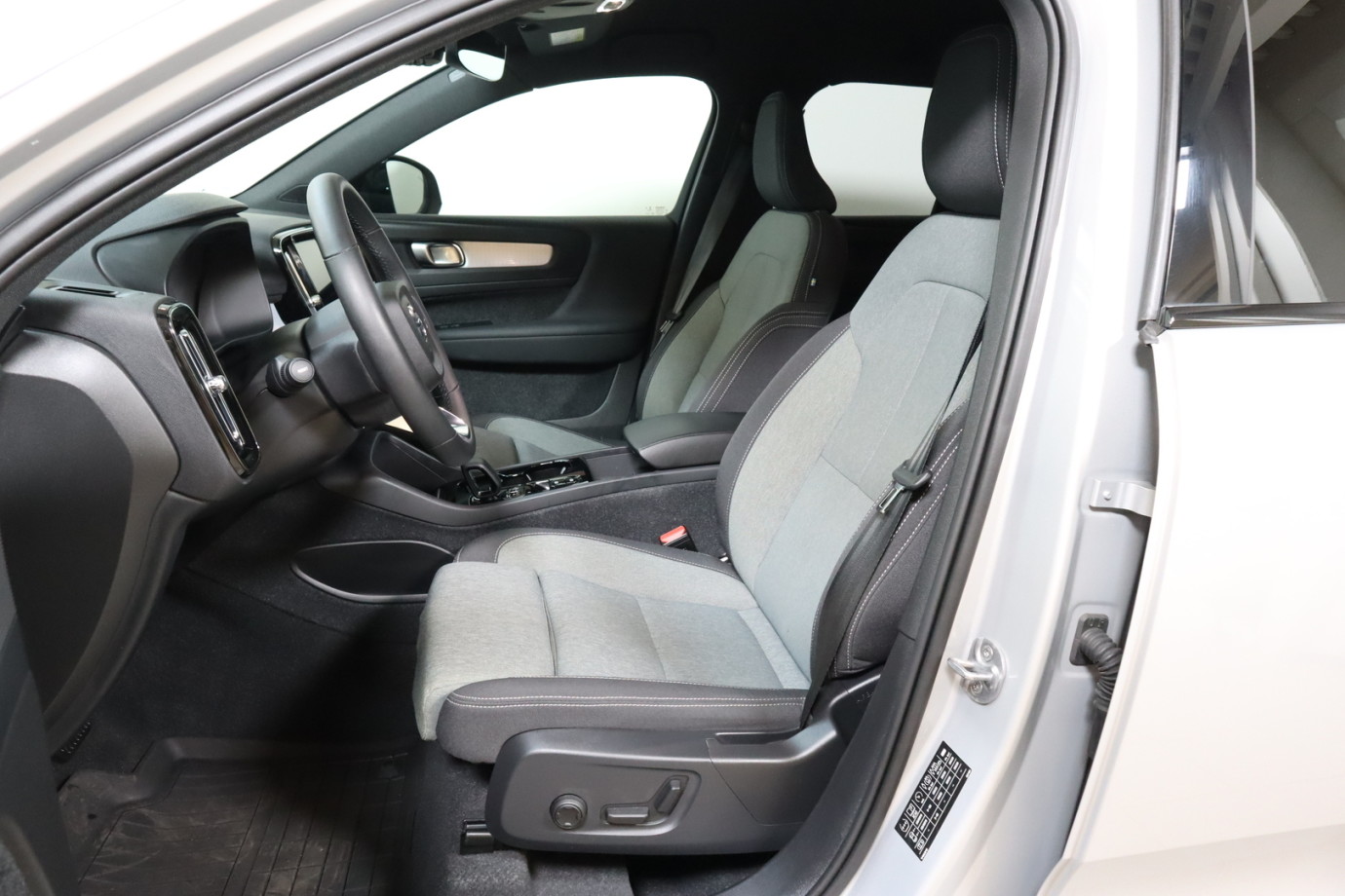 Esittelykuva VOLVO XC40 lataushybridiautosta.