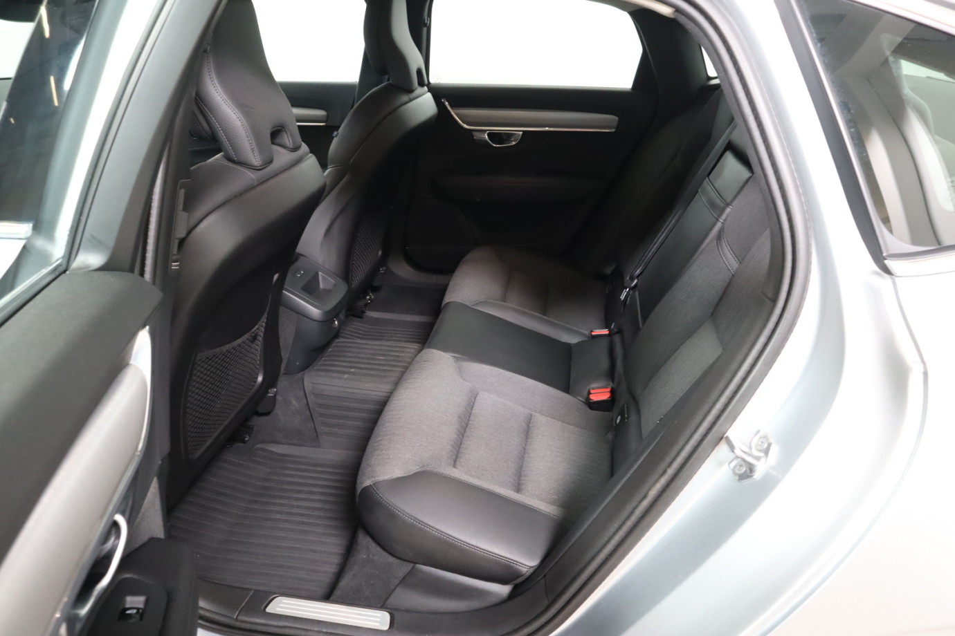 Esittelykuva VOLVO S90 dieselautosta.