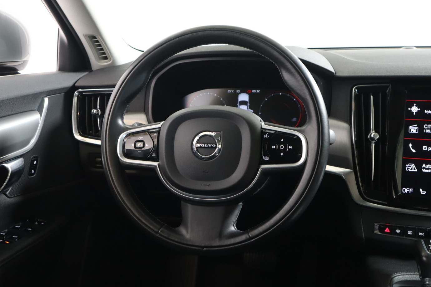 Esittelykuva VOLVO S90 dieselautosta.