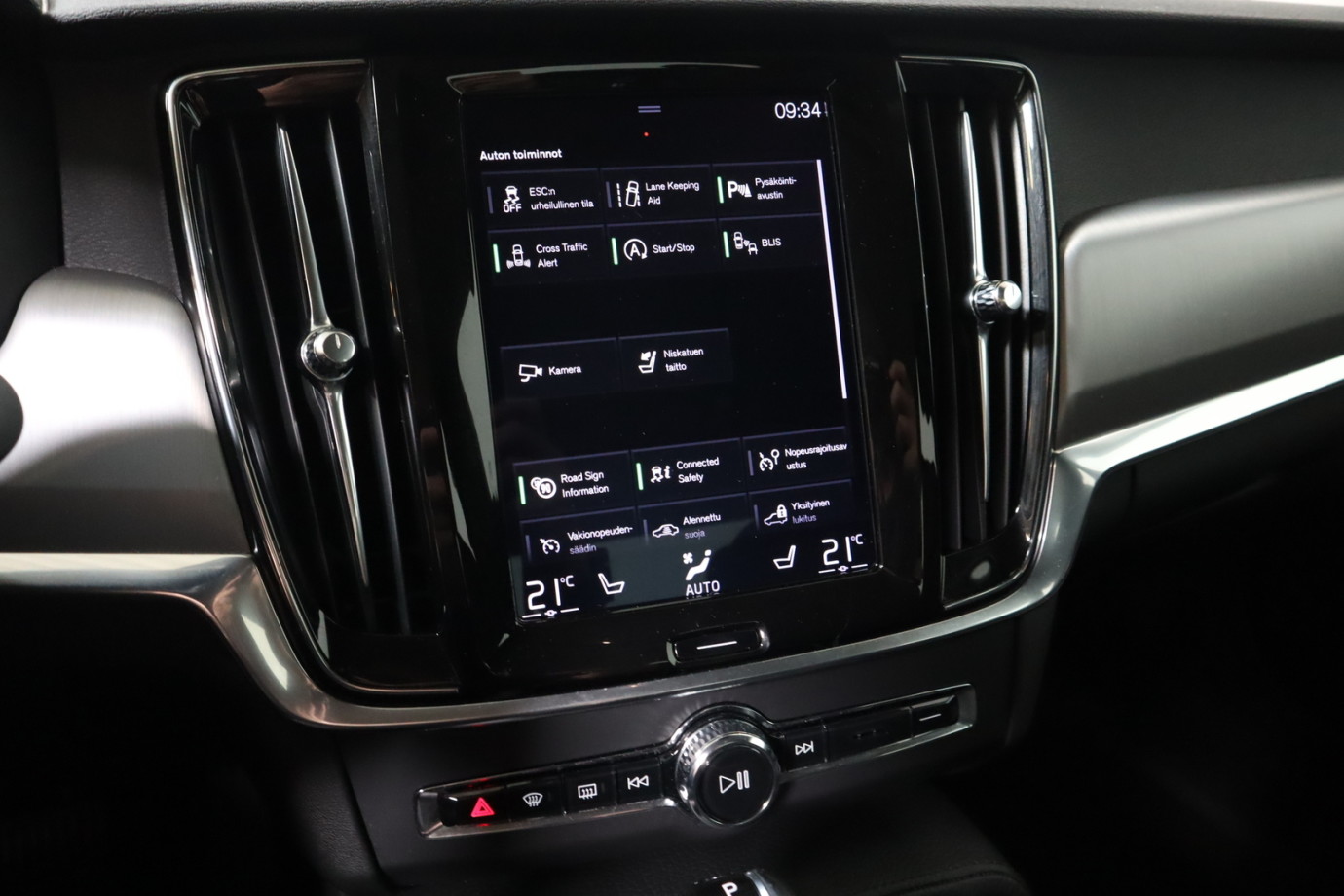 Esittelykuva VOLVO S90 dieselautosta.