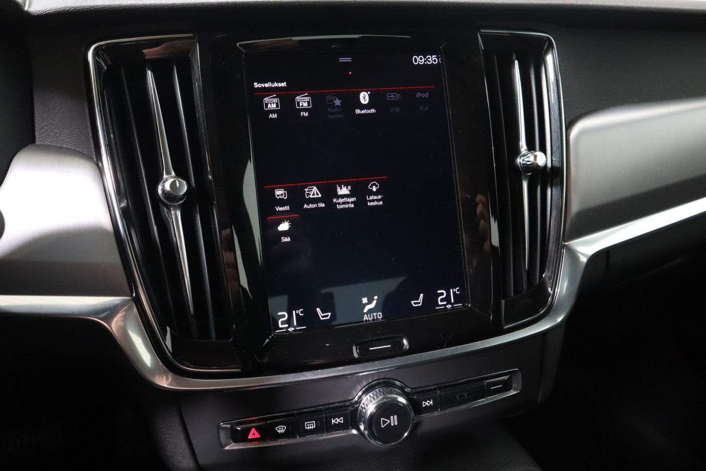 Esittelykuva VOLVO S90 dieselautosta.