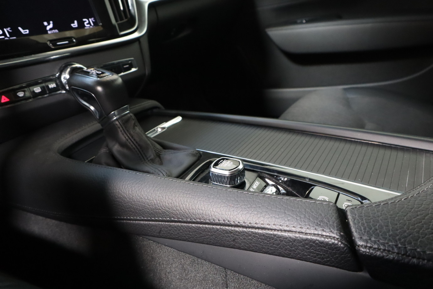 Esittelykuva VOLVO S90 dieselautosta.