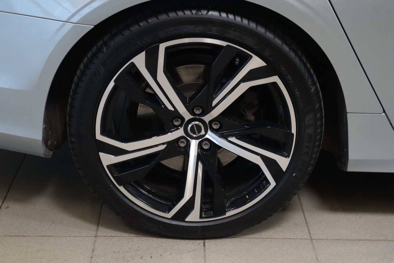 Esittelykuva VOLVO S90 dieselautosta.