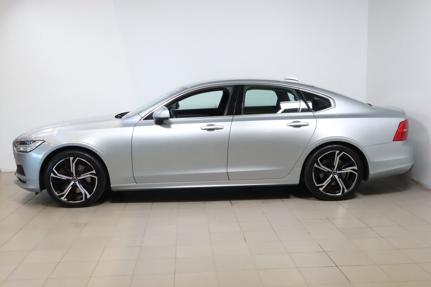 Esittelykuva VOLVO S90 dieselautosta.