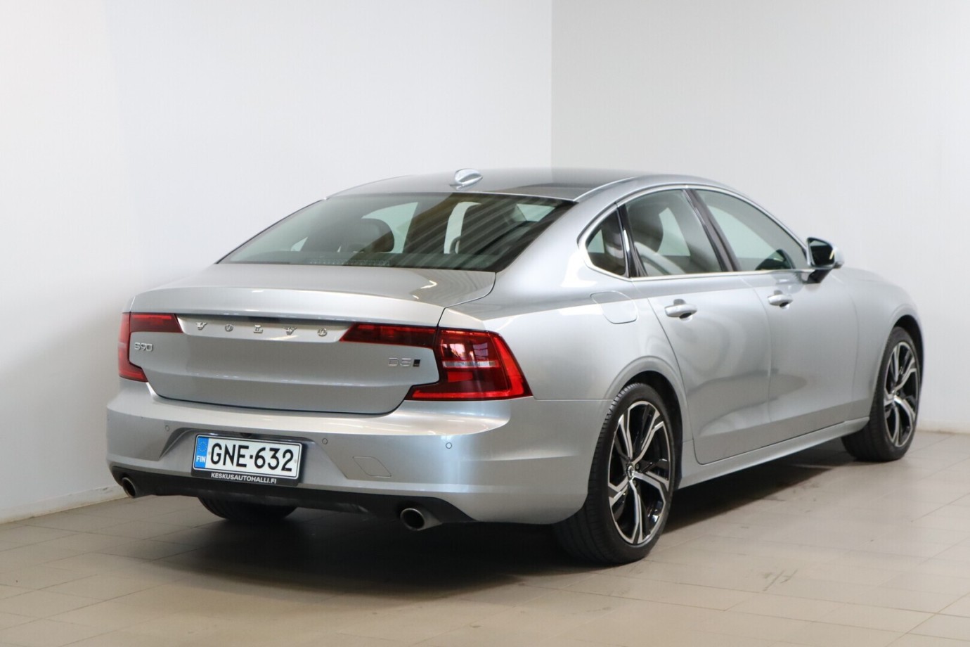 Esittelykuva VOLVO S90 dieselautosta.