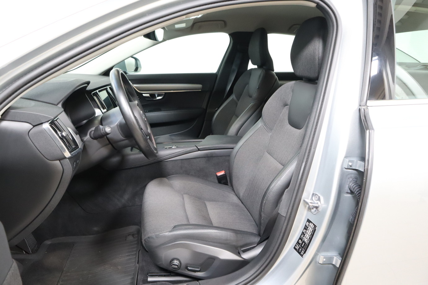Esittelykuva VOLVO S90 dieselautosta.