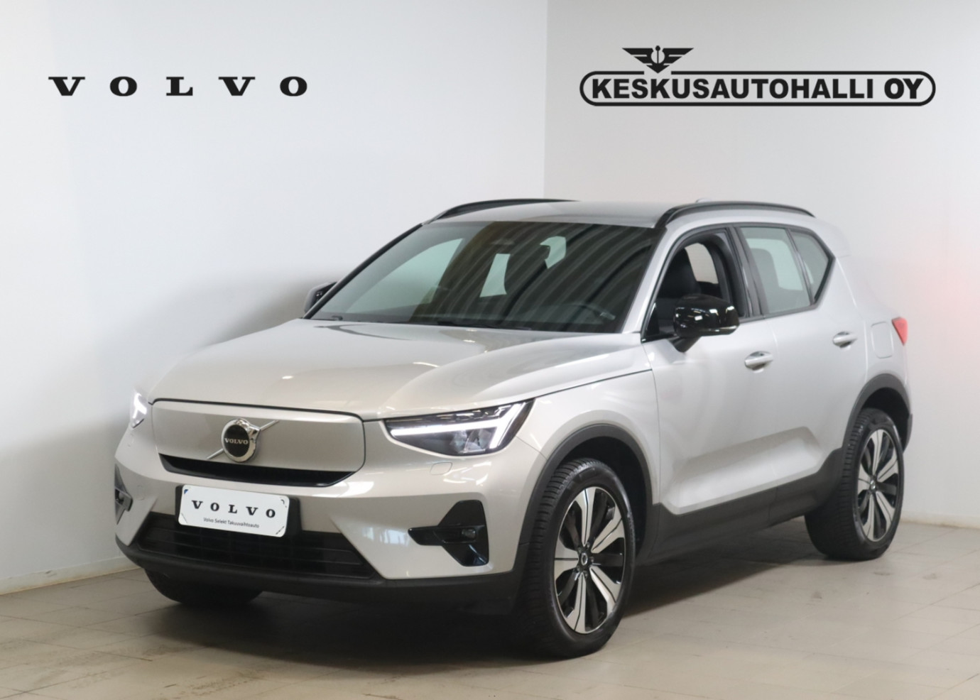 Esittelykuva VOLVO XC40 täyssähköautosta.