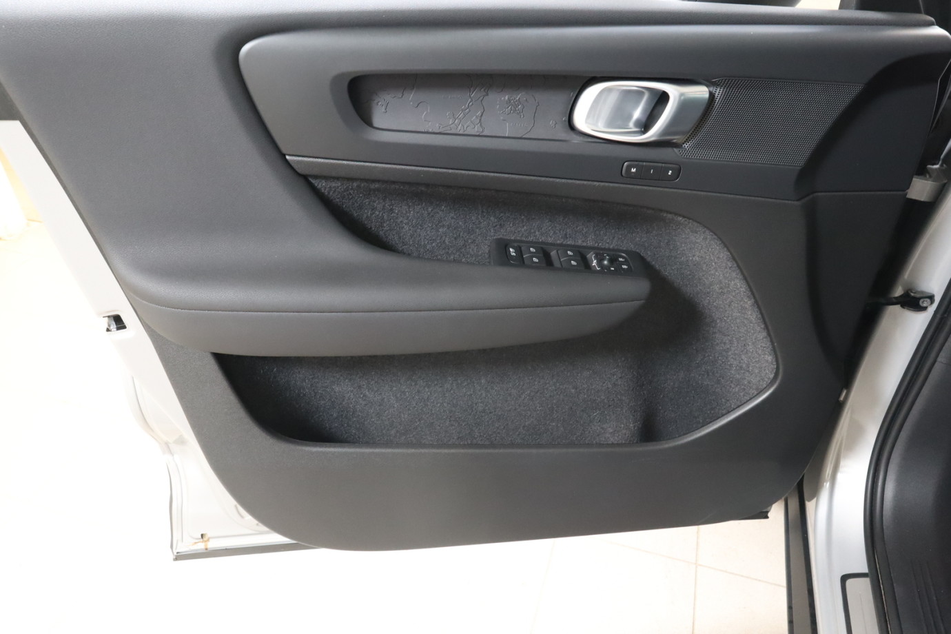 Esittelykuva VOLVO XC40 täyssähköautosta.