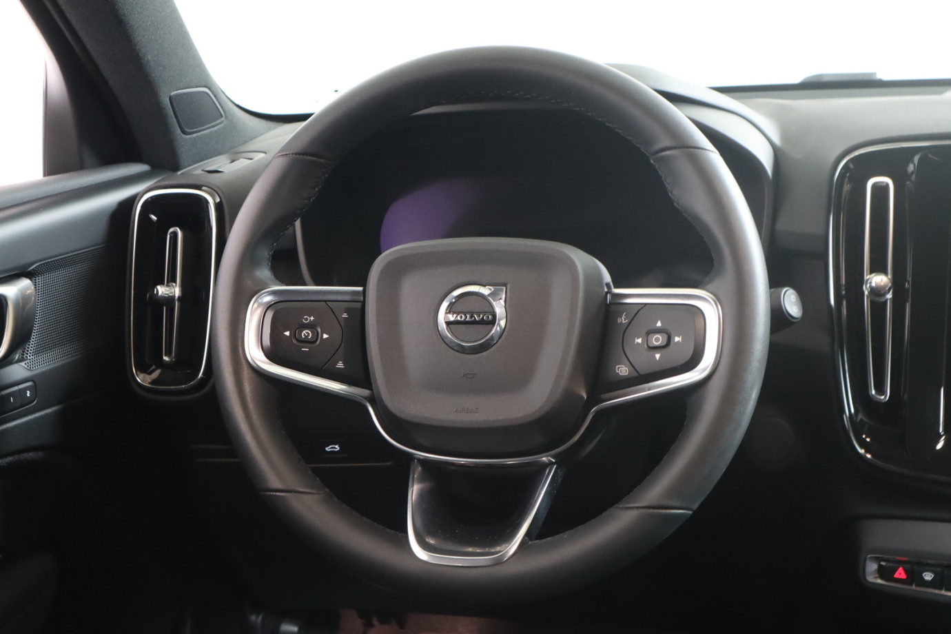 Esittelykuva VOLVO XC40 täyssähköautosta.