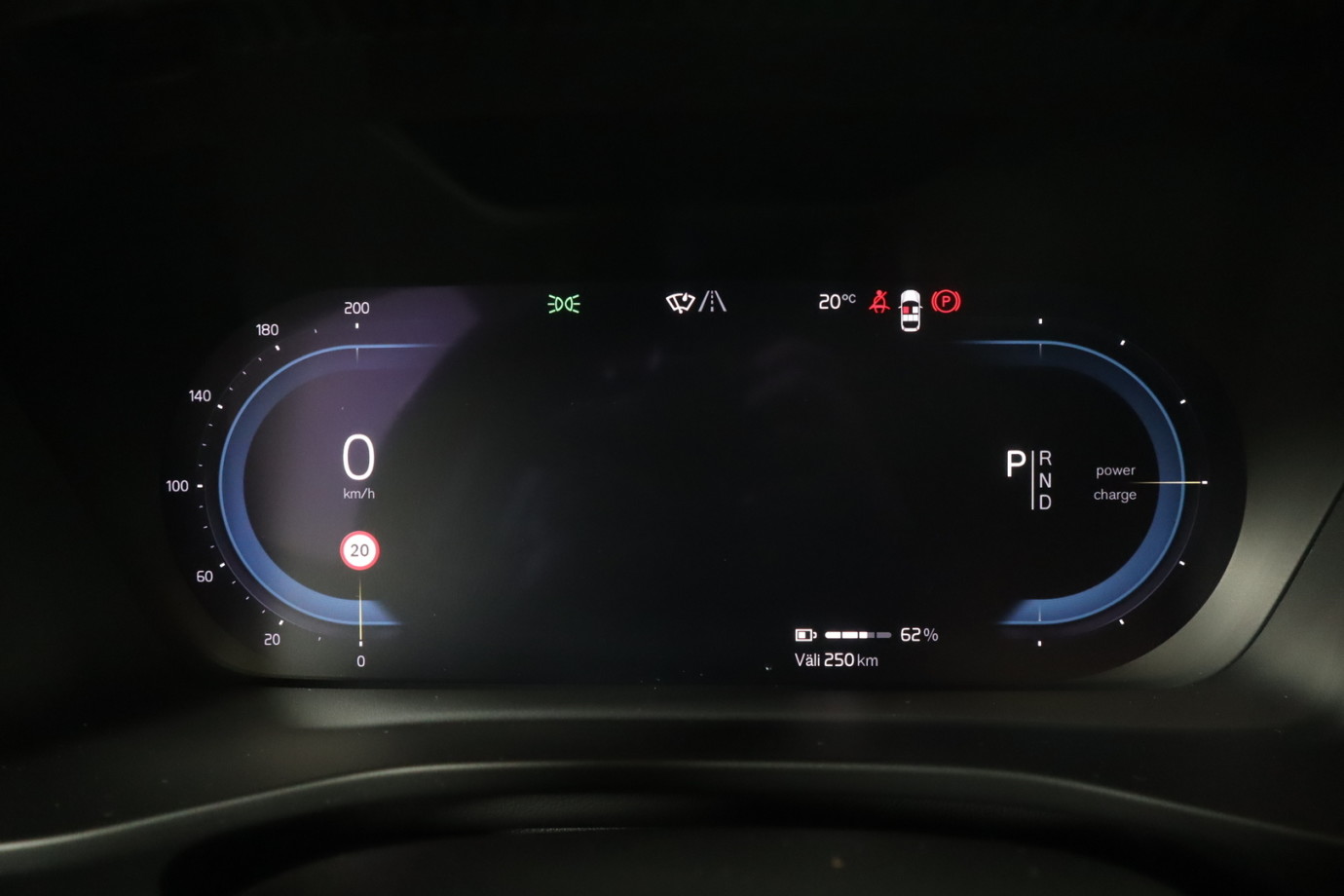Esittelykuva VOLVO XC40 täyssähköautosta.
