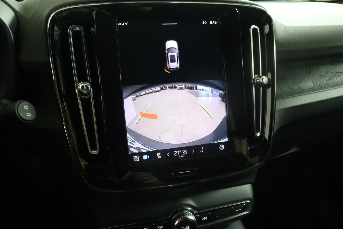Esittelykuva VOLVO XC40 täyssähköautosta.