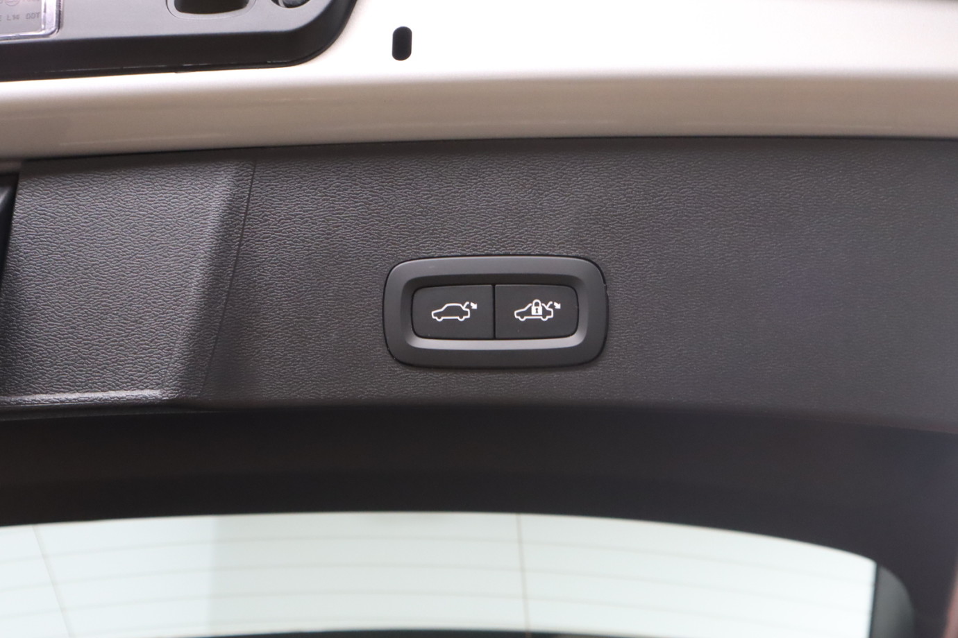 Esittelykuva VOLVO XC40 täyssähköautosta.