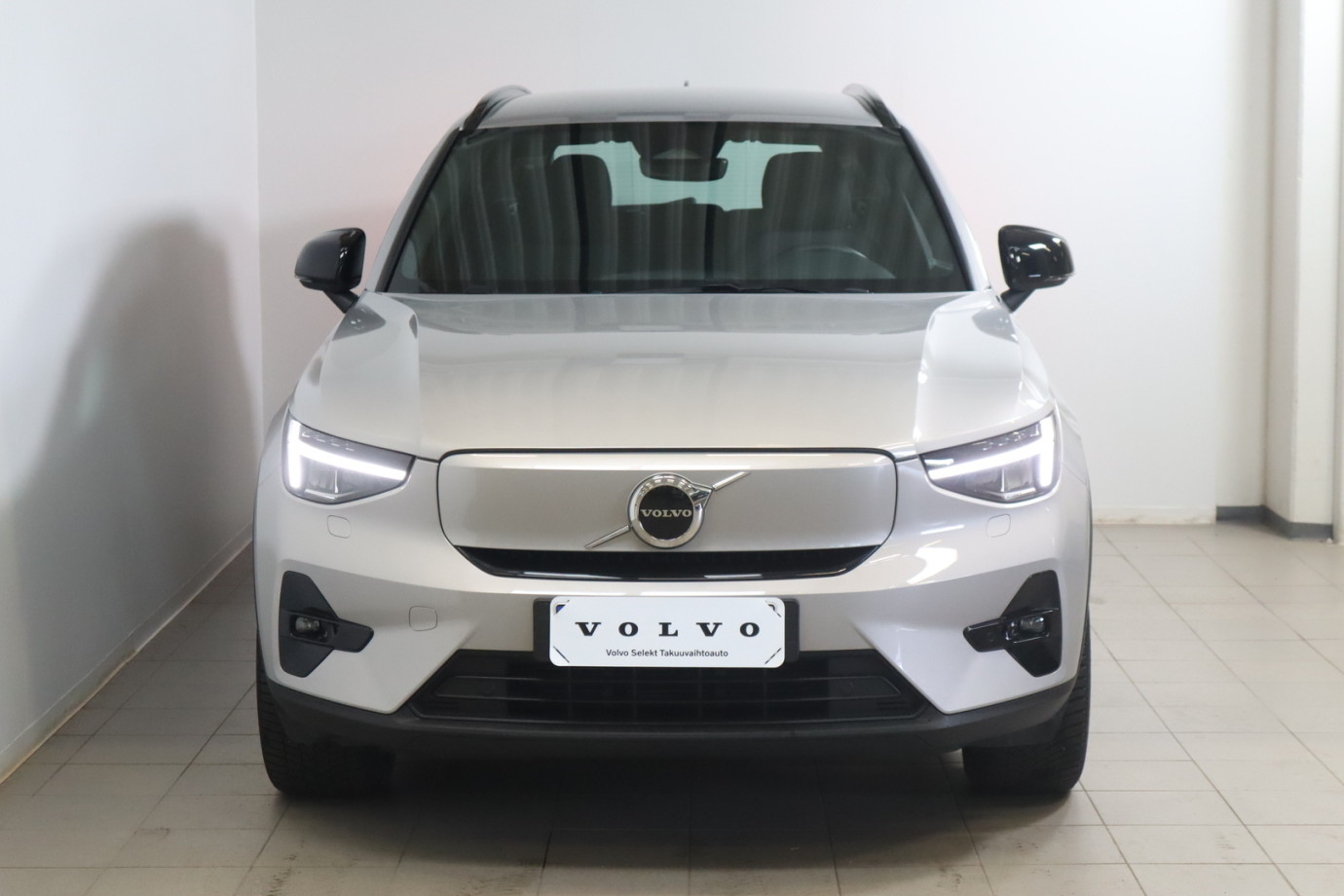 Esittelykuva VOLVO XC40 täyssähköautosta.