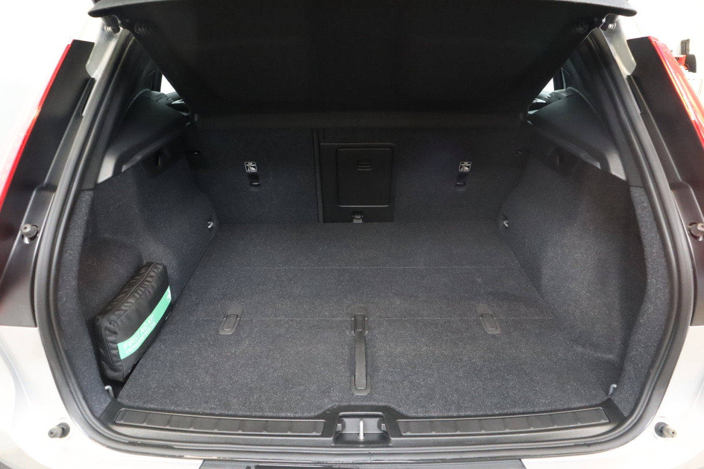 Esittelykuva VOLVO XC40 täyssähköautosta.