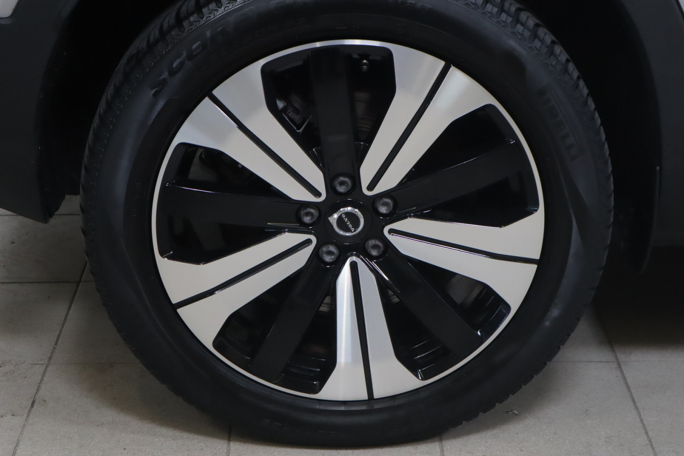 Esittelykuva VOLVO XC40 täyssähköautosta.