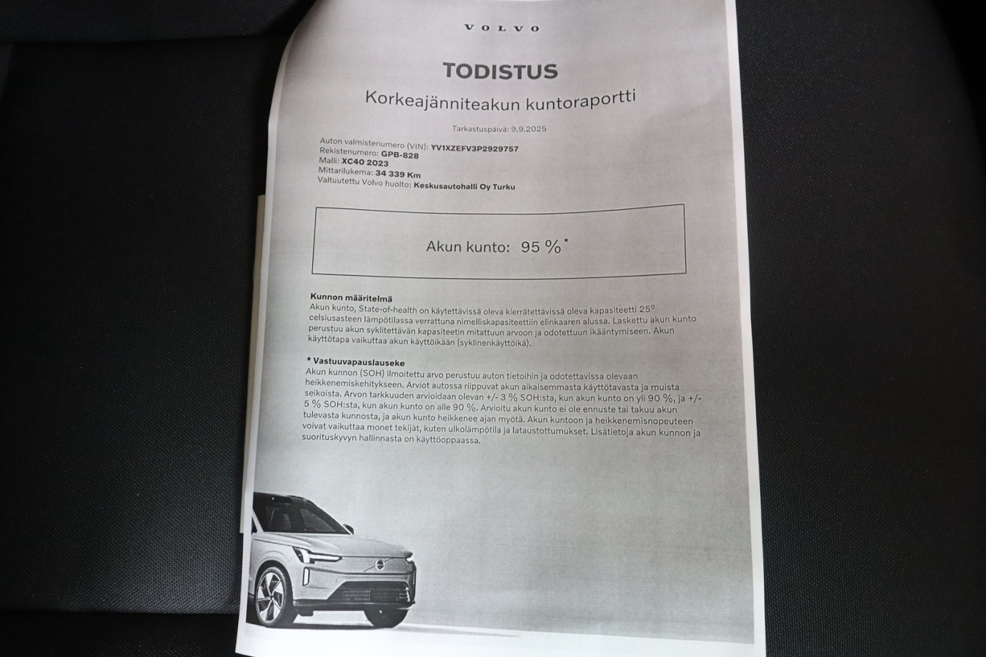 Esittelykuva VOLVO XC40 täyssähköautosta.