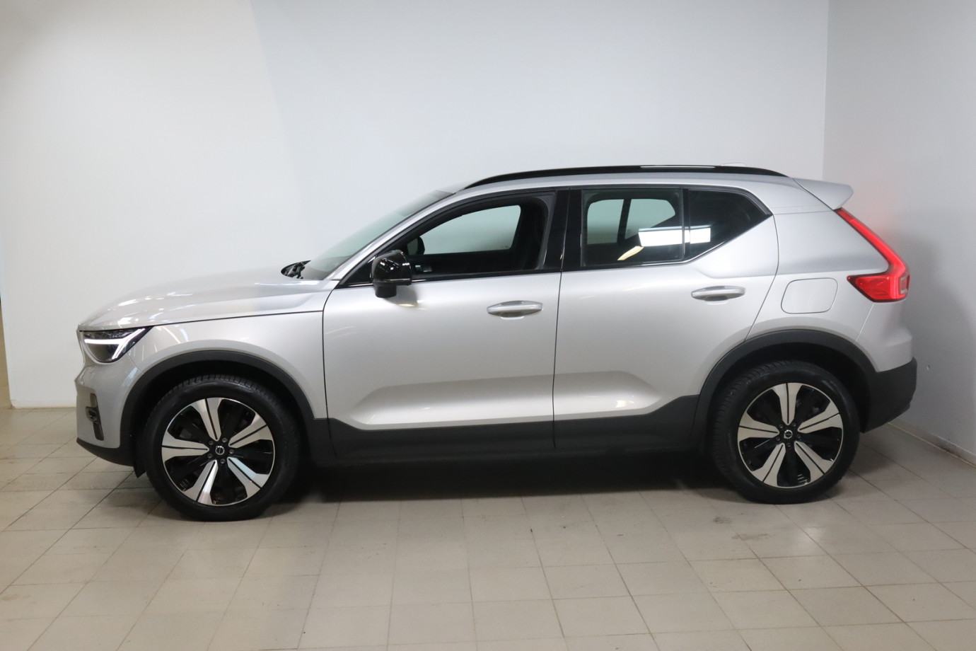 Esittelykuva VOLVO XC40 täyssähköautosta.