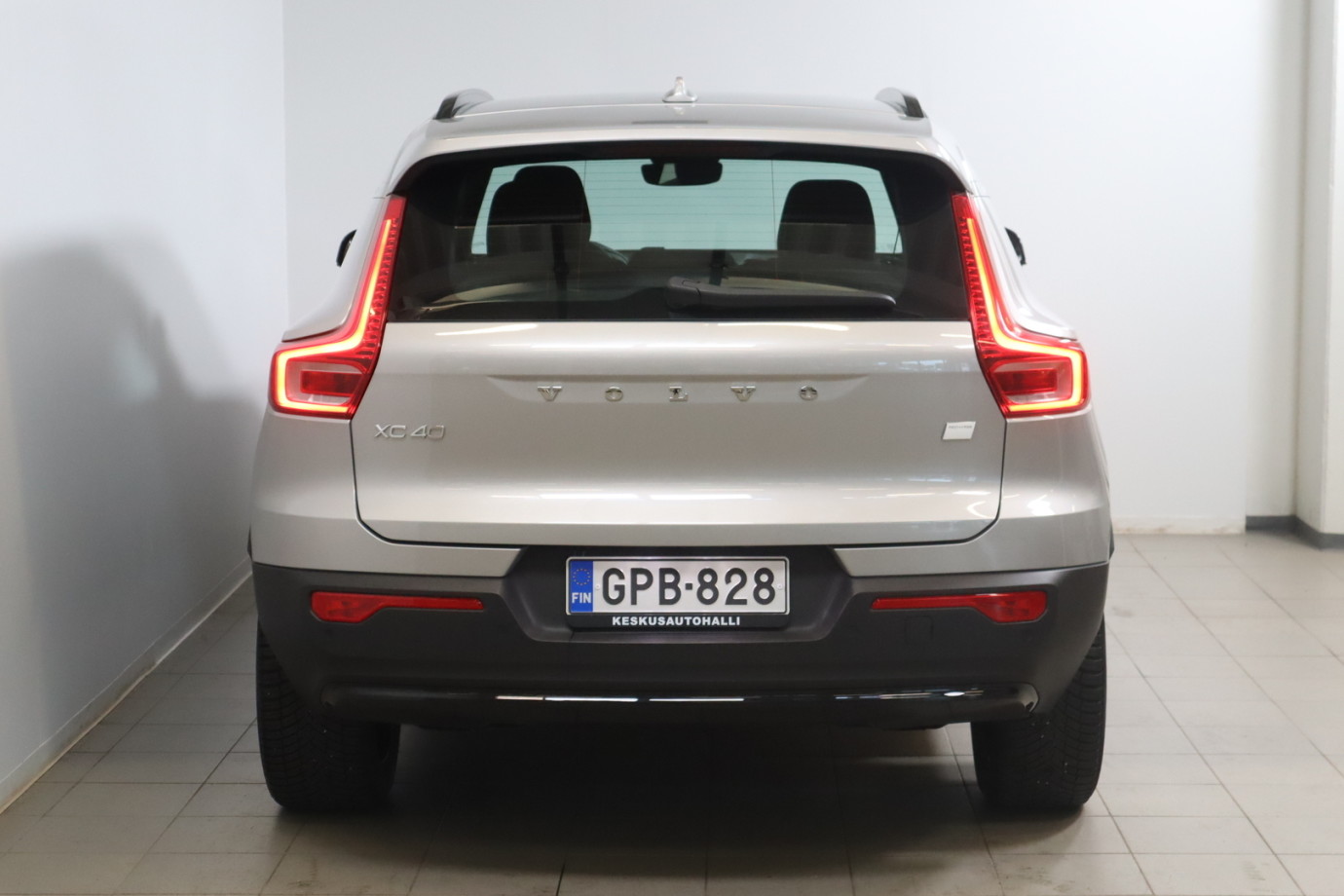 Esittelykuva VOLVO XC40 täyssähköautosta.