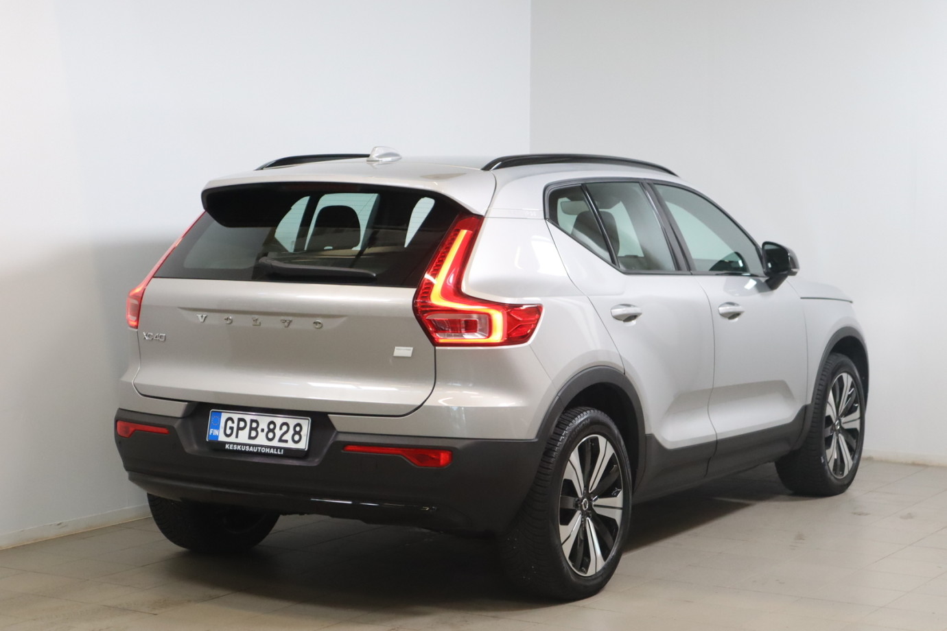Esittelykuva VOLVO XC40 täyssähköautosta.