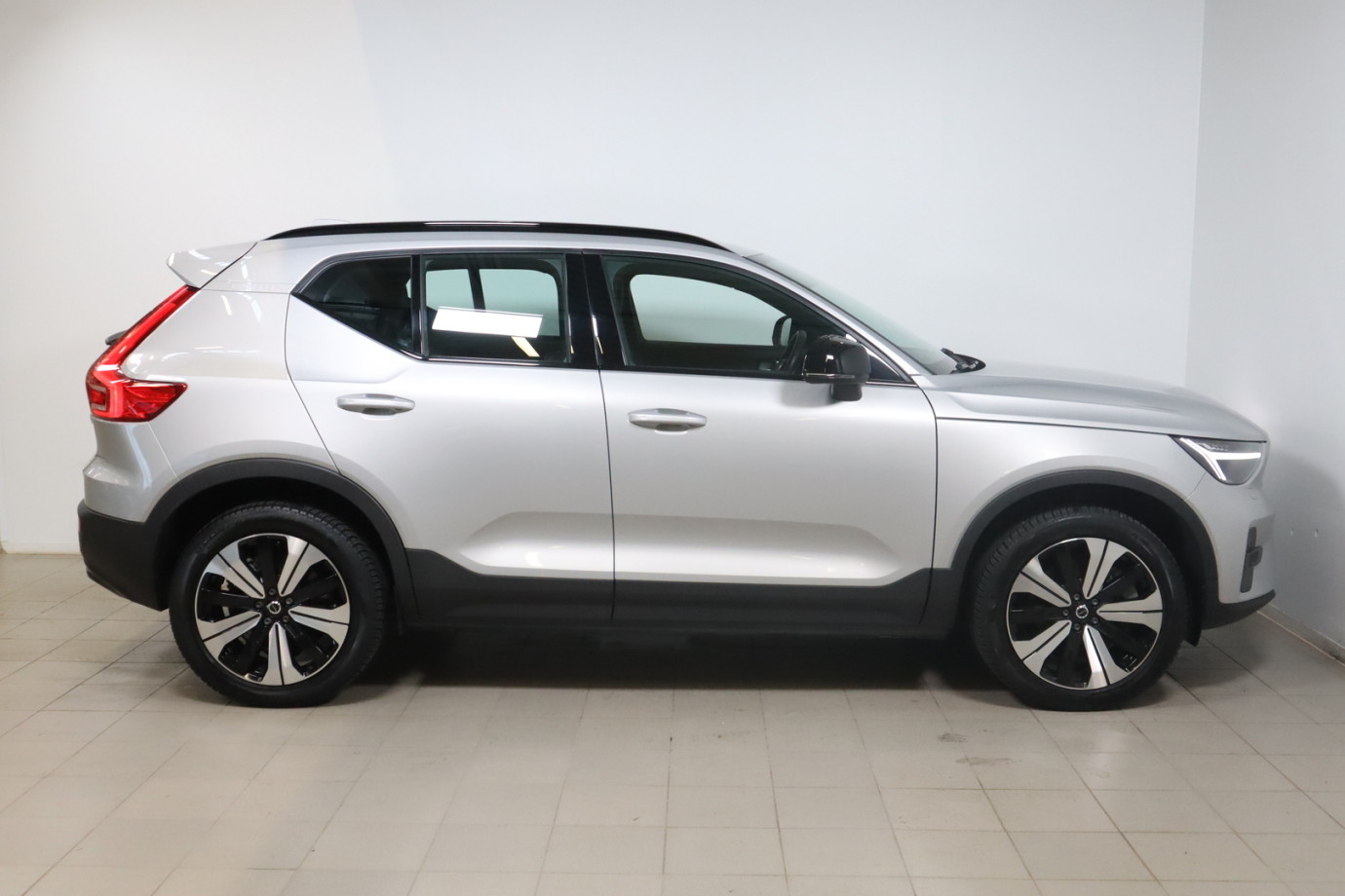 Esittelykuva VOLVO XC40 täyssähköautosta.