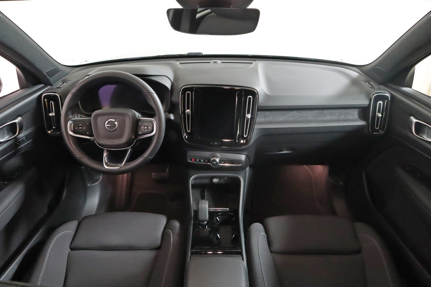 Esittelykuva VOLVO XC40 täyssähköautosta.