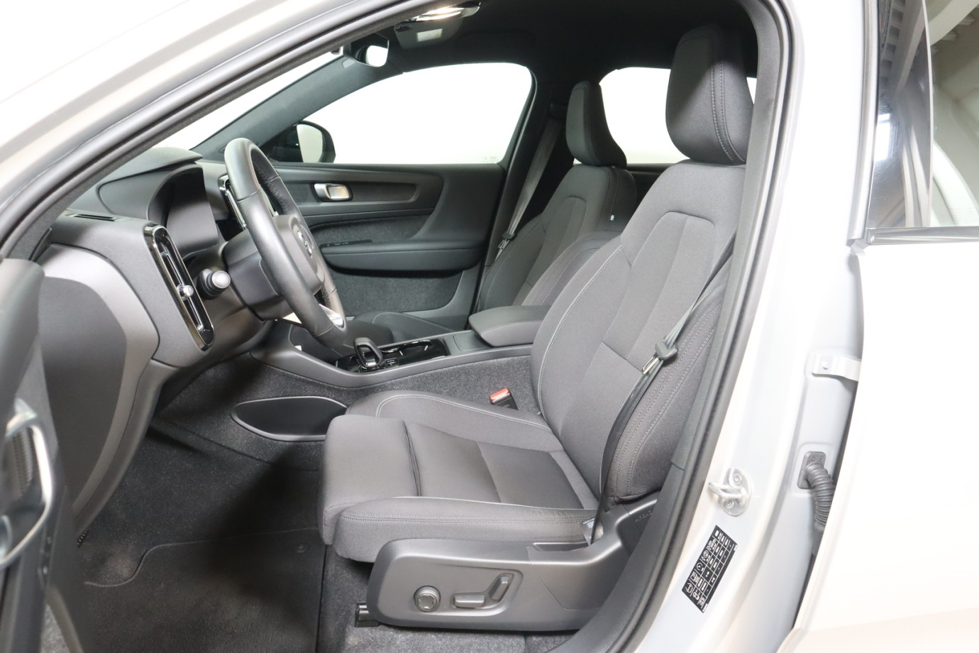 Esittelykuva VOLVO XC40 täyssähköautosta.