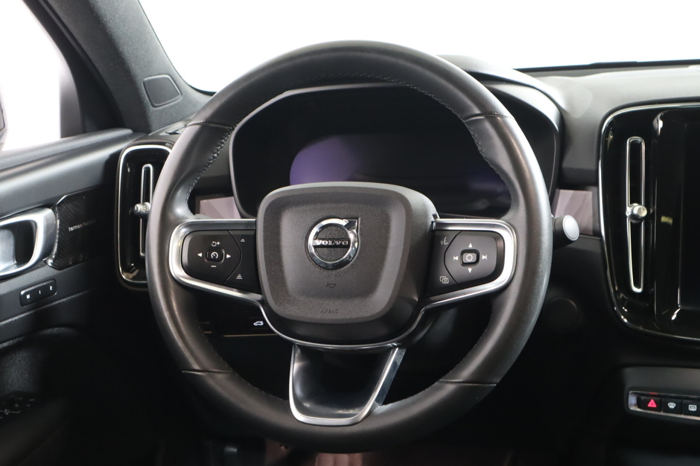 Esittelykuva VOLVO C40 täyssähköautosta.