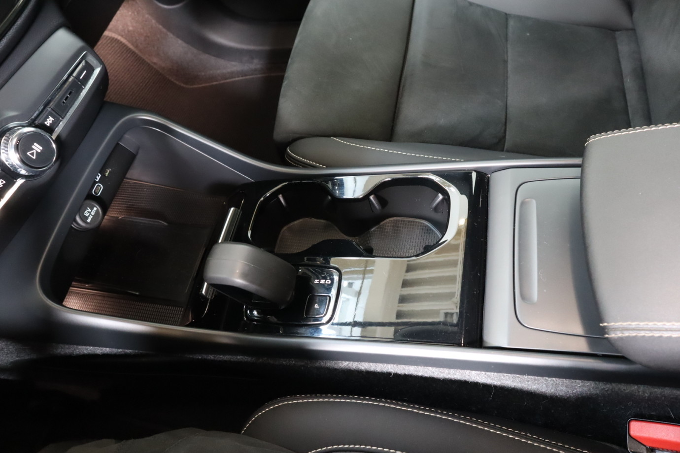 Esittelykuva VOLVO C40 täyssähköautosta.