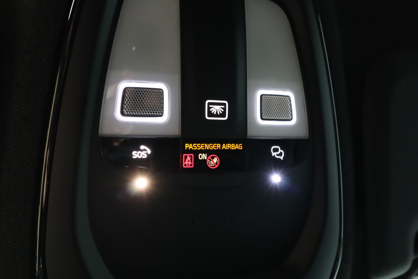 Esittelykuva VOLVO C40 täyssähköautosta.