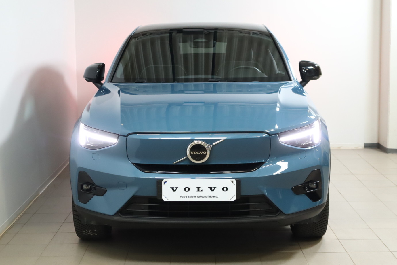Esittelykuva VOLVO C40 täyssähköautosta.