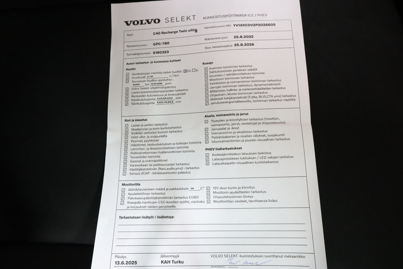 Esittelykuva VOLVO C40 täyssähköautosta.